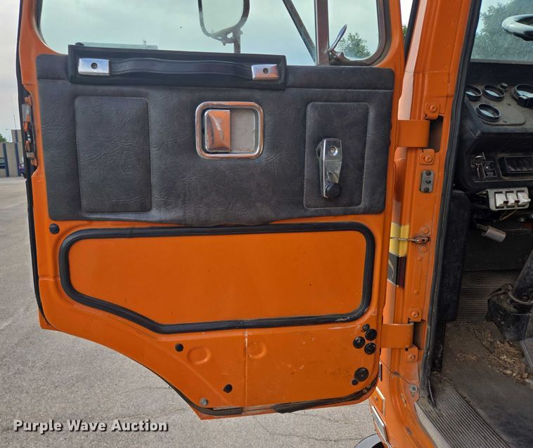 image for item ER5462 1990 White GMC Xpeditor  refuse truck