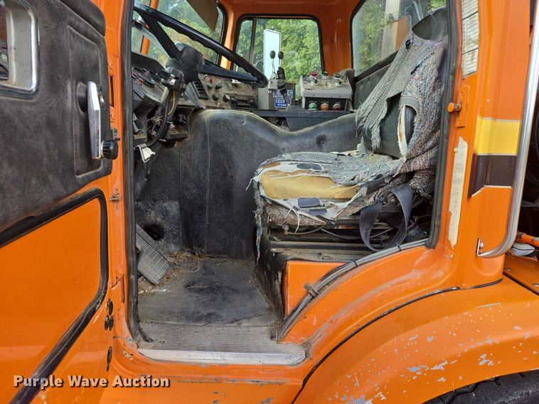 image for item ER5462 1990 White GMC Xpeditor  refuse truck