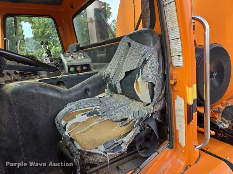 image for item ER5462 1990 White GMC Xpeditor  refuse truck