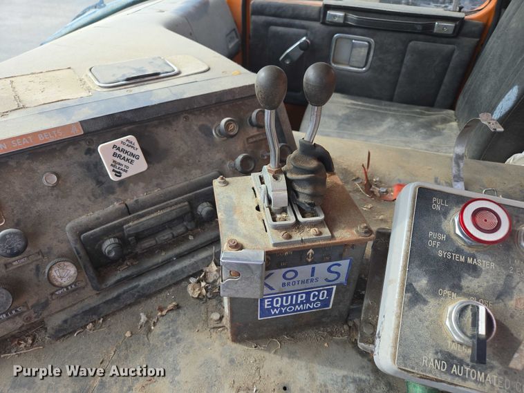 image for item ER5462 1990 White GMC Xpeditor  refuse truck