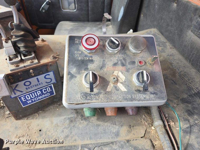 image for item ER5462 1990 White GMC Xpeditor  refuse truck