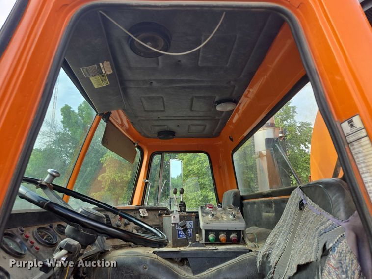 image for item ER5462 1990 White GMC Xpeditor  refuse truck