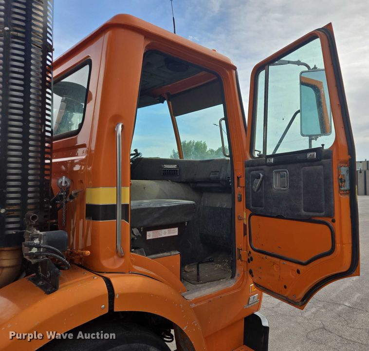 image for item ER5462 1990 White GMC Xpeditor  refuse truck