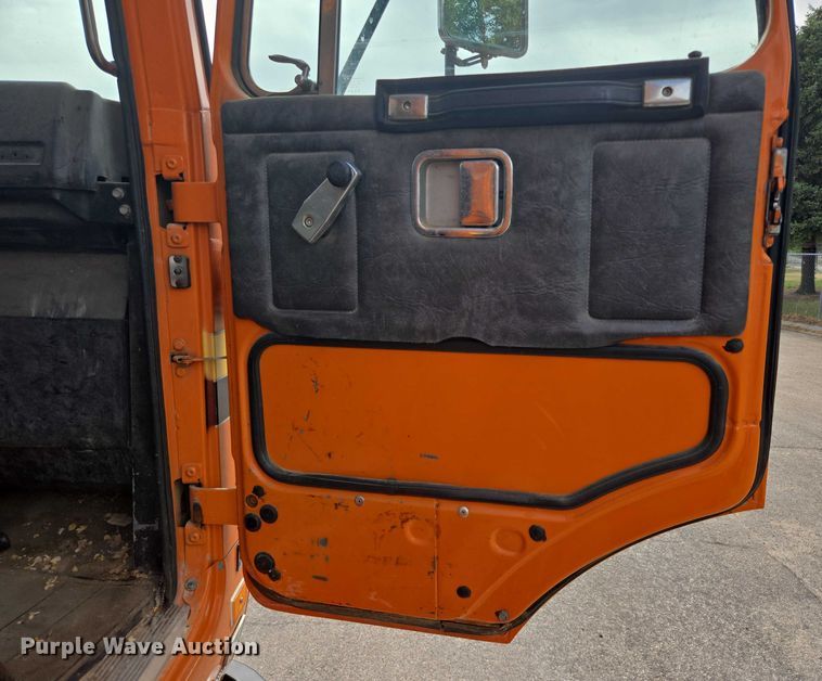 image for item ER5462 1990 White GMC Xpeditor  refuse truck