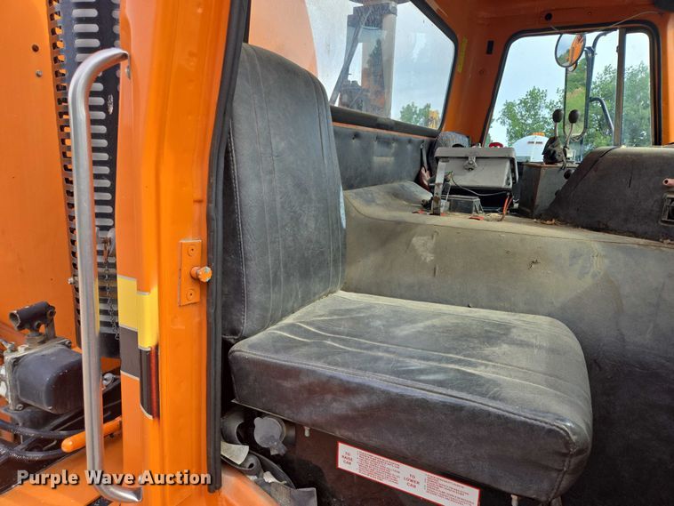 image for item ER5462 1990 White GMC Xpeditor  refuse truck