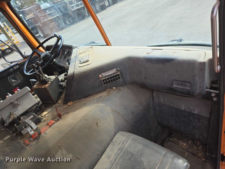 image for item ER5462 1990 White GMC Xpeditor  refuse truck