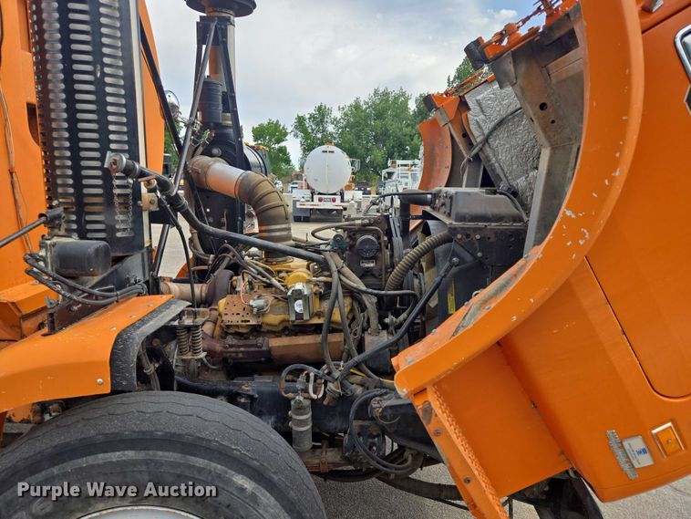 image for item ER5462 1990 White GMC Xpeditor  refuse truck