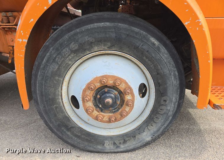 image for item ER5462 1990 White GMC Xpeditor  refuse truck