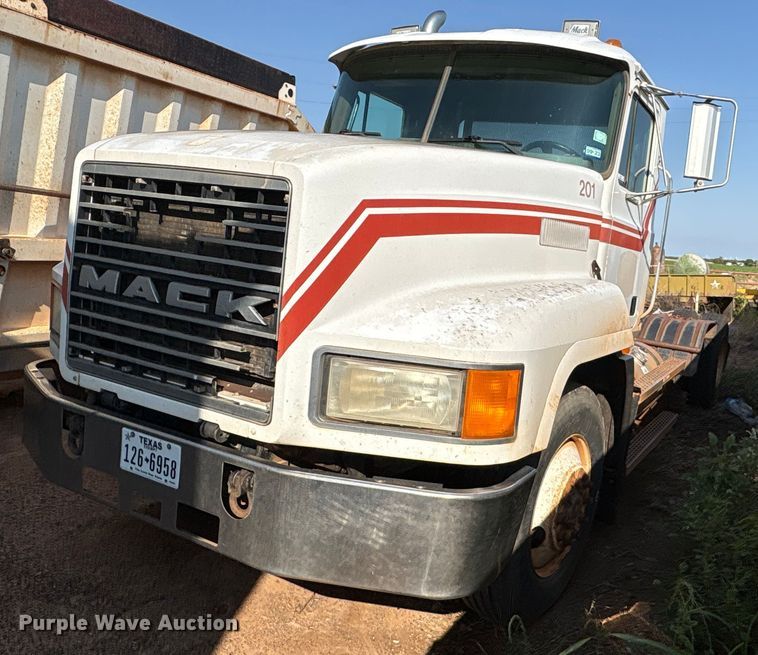 image for item EU0005 1996 Mack CH613 semi truck