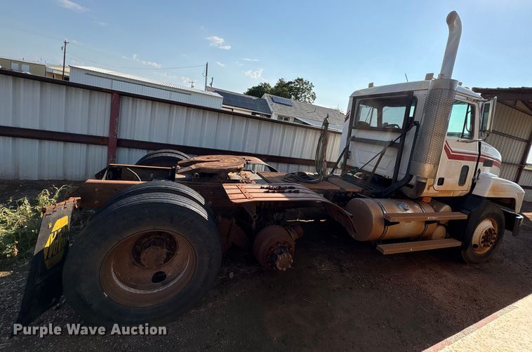image for item EU0005 1996 Mack CH613 semi truck