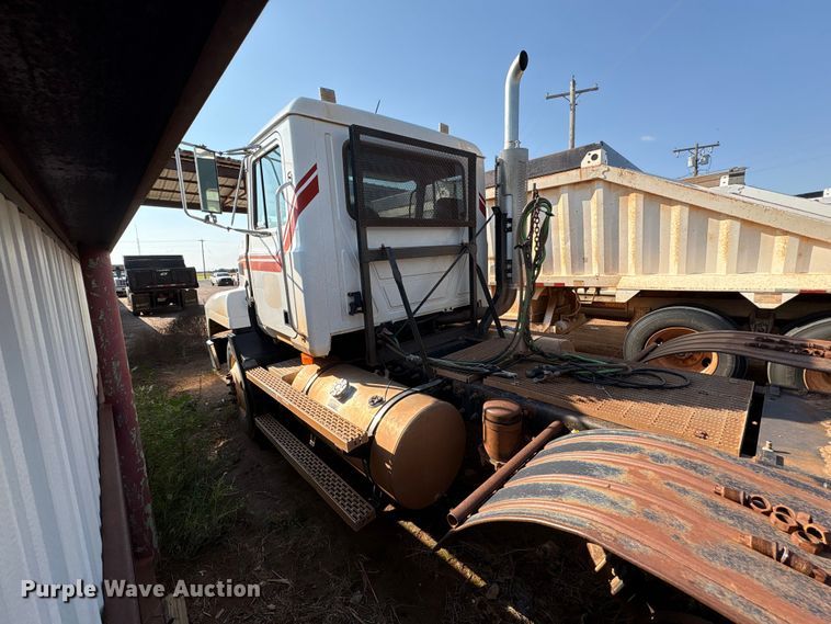 image for item EU0005 1996 Mack CH613 semi truck