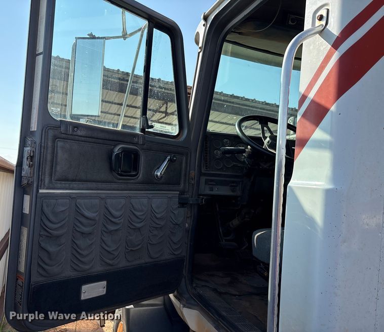 image for item EU0005 1996 Mack CH613 semi truck