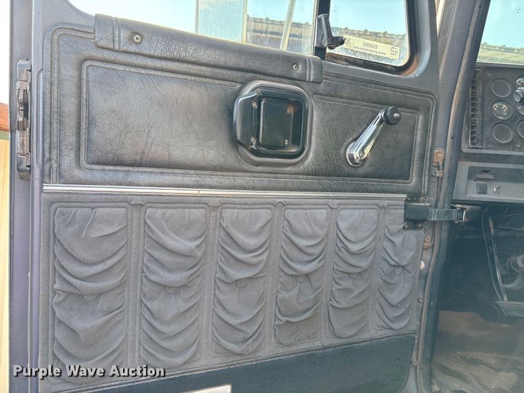 image for item EU0005 1996 Mack CH613 semi truck