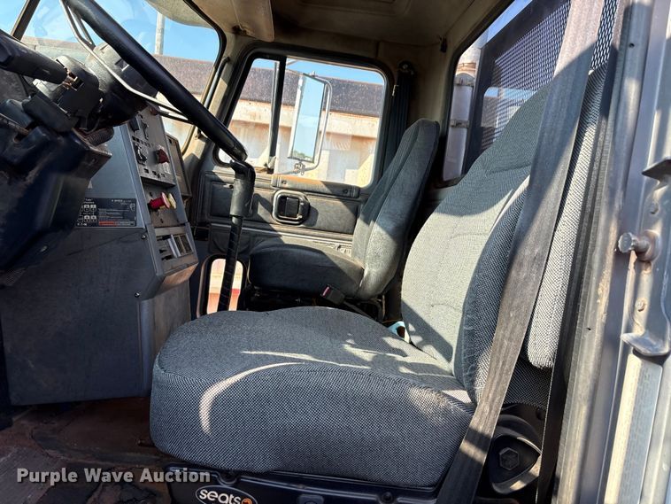 image for item EU0005 1996 Mack CH613 semi truck