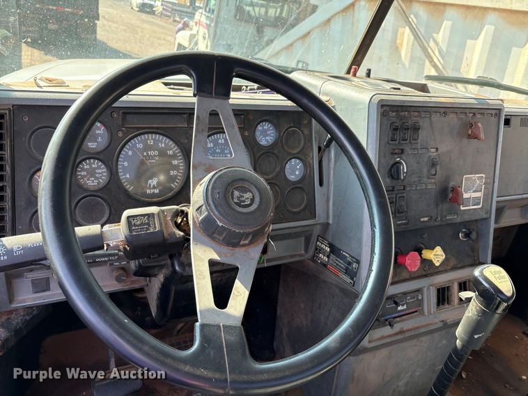 image for item EU0005 1996 Mack CH613 semi truck