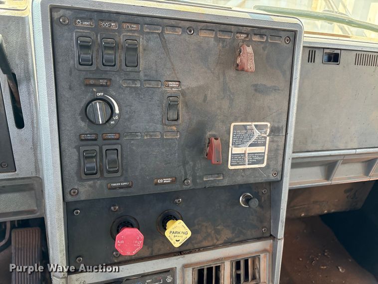 image for item EU0005 1996 Mack CH613 semi truck