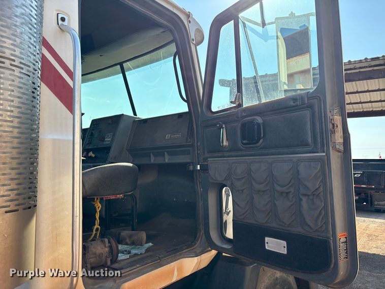 image for item EU0005 1996 Mack CH613 semi truck