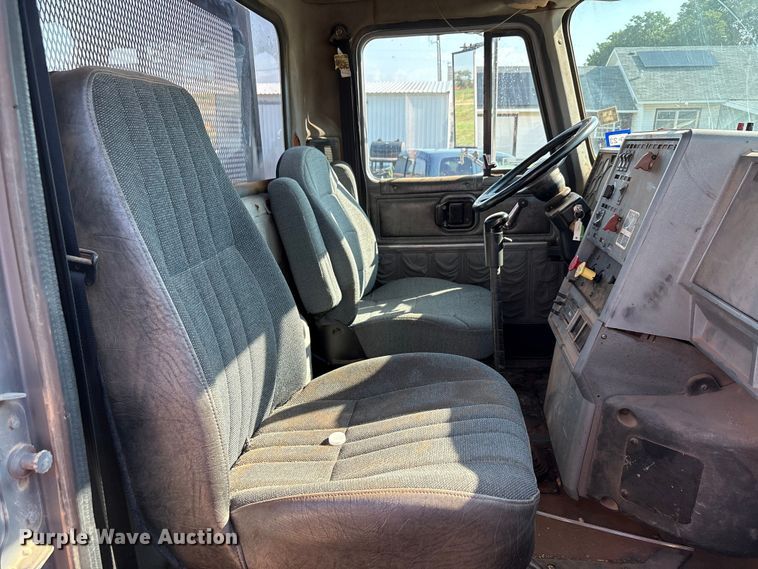 image for item EU0005 1996 Mack CH613 semi truck