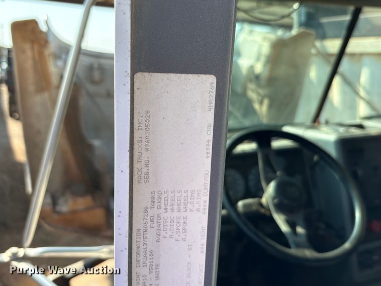 image for item EU0005 1996 Mack CH613 semi truck