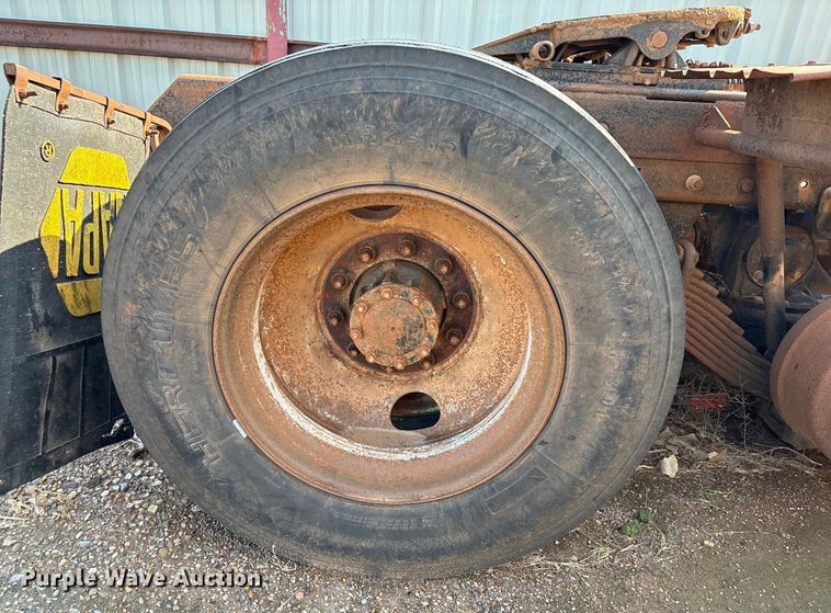 image for item EU0005 1996 Mack CH613 semi truck