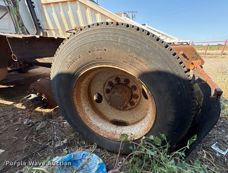 image for item EU0005 1996 Mack CH613 semi truck