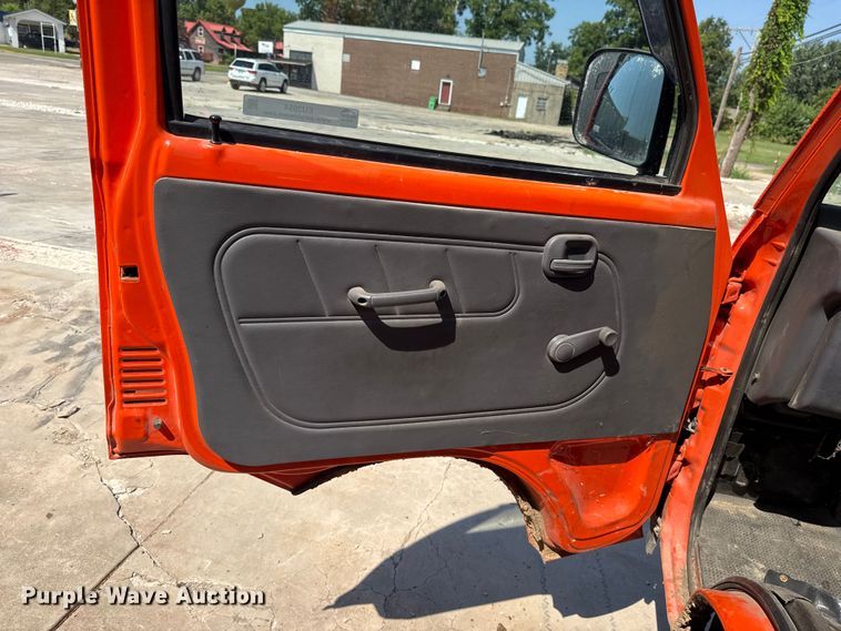 image for item EU2054 1997 Mitsubishi mini truck