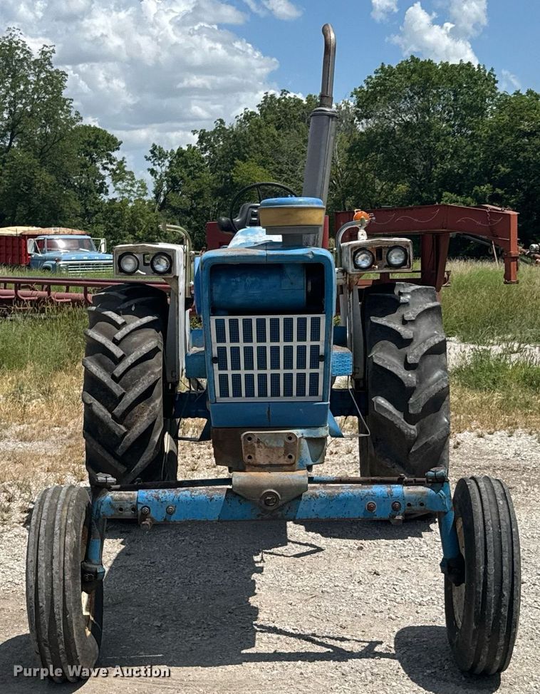 image for item DO0900 1972 Ford 7000 tractor