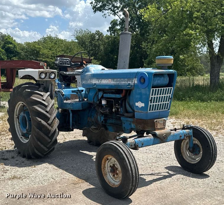 image for item DO0900 1972 Ford 7000 tractor