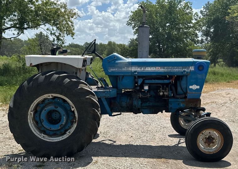 image for item DO0900 1972 Ford 7000 tractor