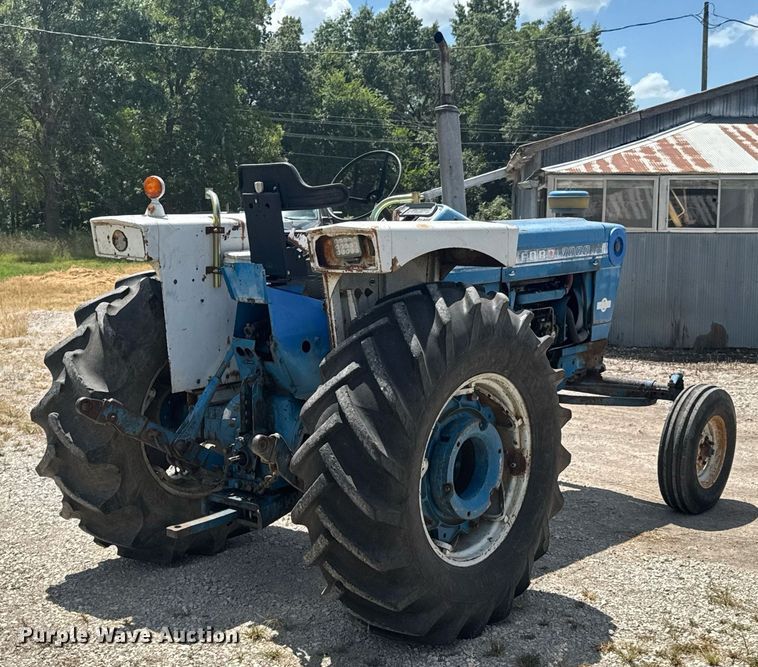 image for item DO0900 1972 Ford 7000 tractor