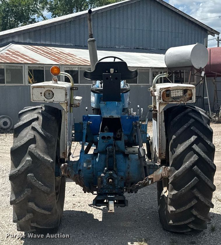image for item DO0900 1972 Ford 7000 tractor