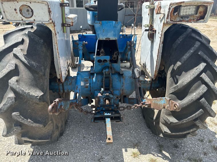 image for item DO0900 1972 Ford 7000 tractor