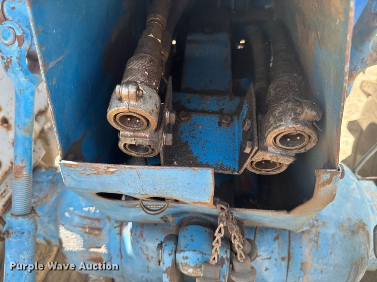 image for item DO0900 1972 Ford 7000 tractor