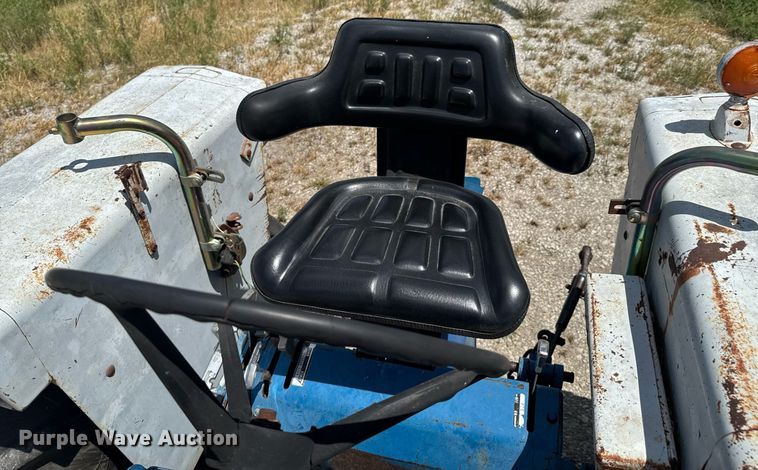 image for item DO0900 1972 Ford 7000 tractor