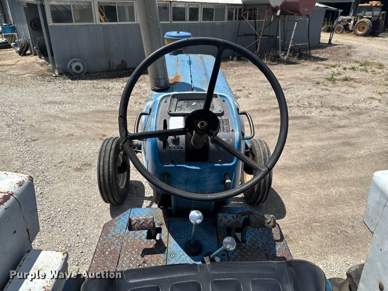 image for item DO0900 1972 Ford 7000 tractor