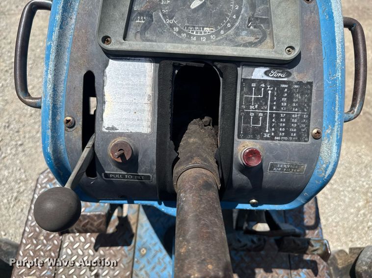 image for item DO0900 1972 Ford 7000 tractor