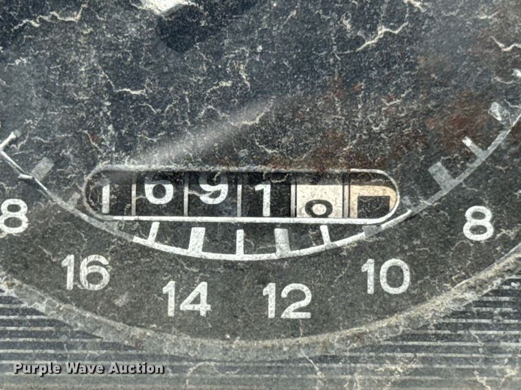 image for item DO0900 1972 Ford 7000 tractor