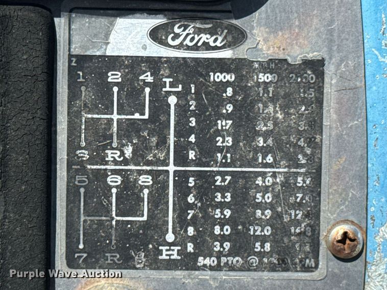 image for item DO0900 1972 Ford 7000 tractor