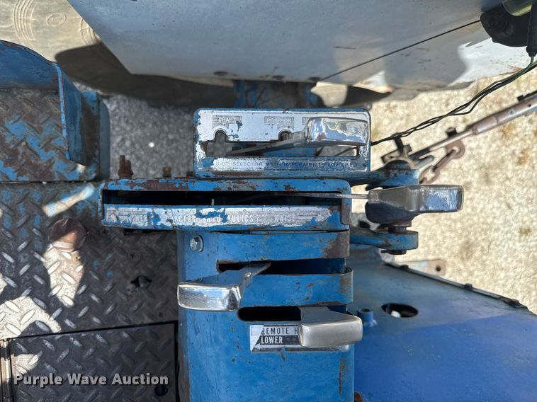 image for item DO0900 1972 Ford 7000 tractor