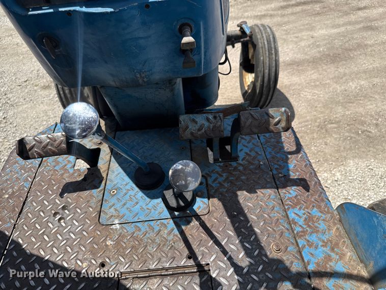 image for item DO0900 1972 Ford 7000 tractor
