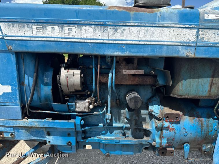 image for item DO0900 1972 Ford 7000 tractor