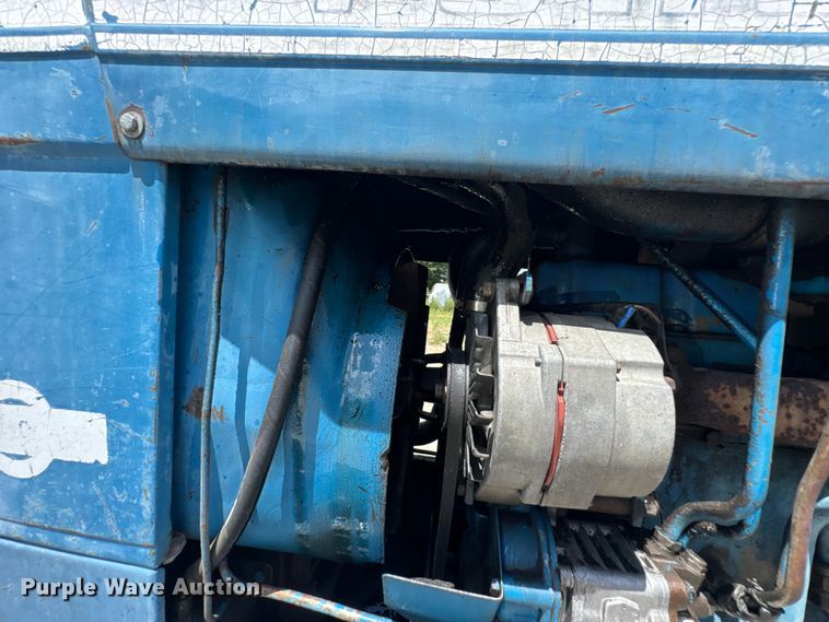 image for item DO0900 1972 Ford 7000 tractor