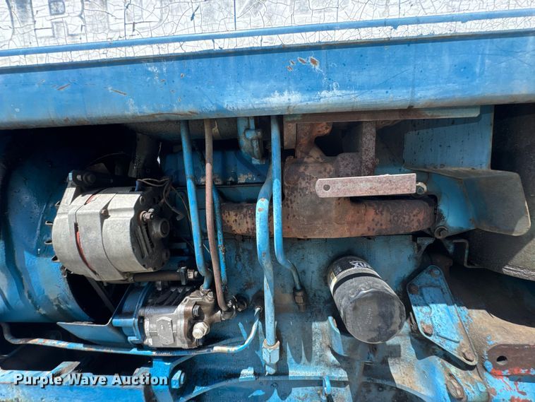 image for item DO0900 1972 Ford 7000 tractor