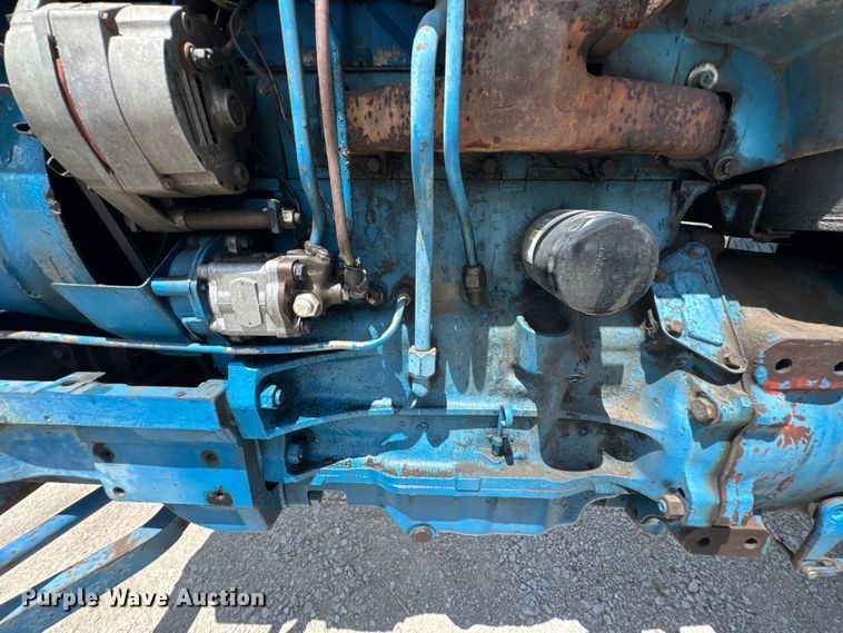 image for item DO0900 1972 Ford 7000 tractor