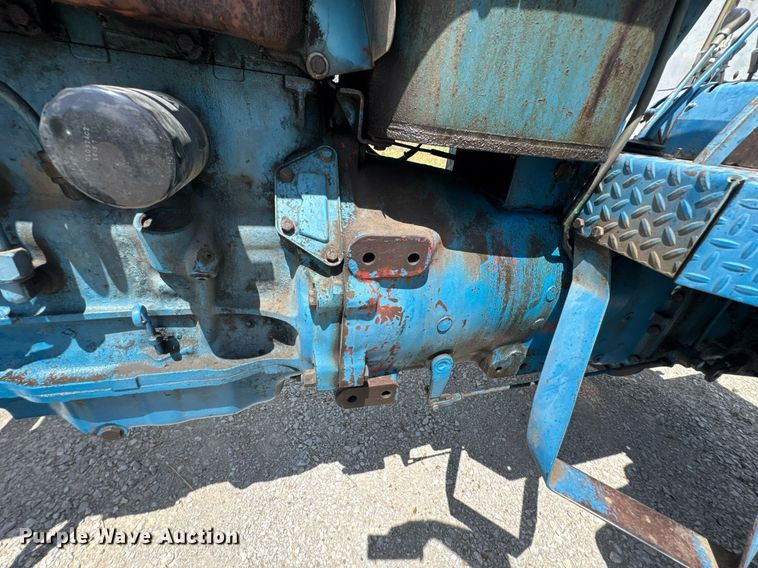 image for item DO0900 1972 Ford 7000 tractor