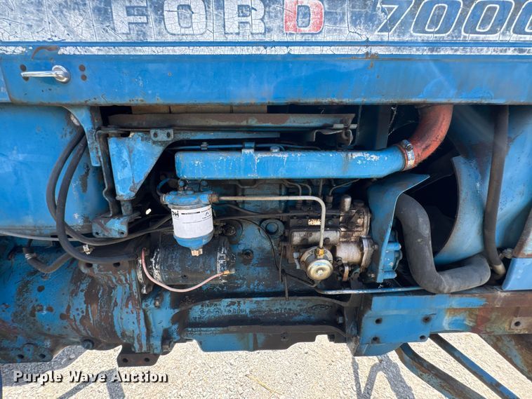 image for item DO0900 1972 Ford 7000 tractor