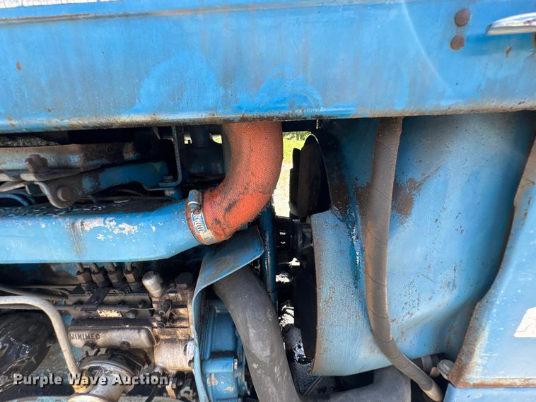 image for item DO0900 1972 Ford 7000 tractor