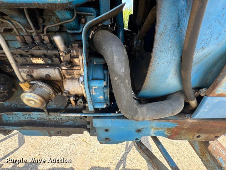 image for item DO0900 1972 Ford 7000 tractor