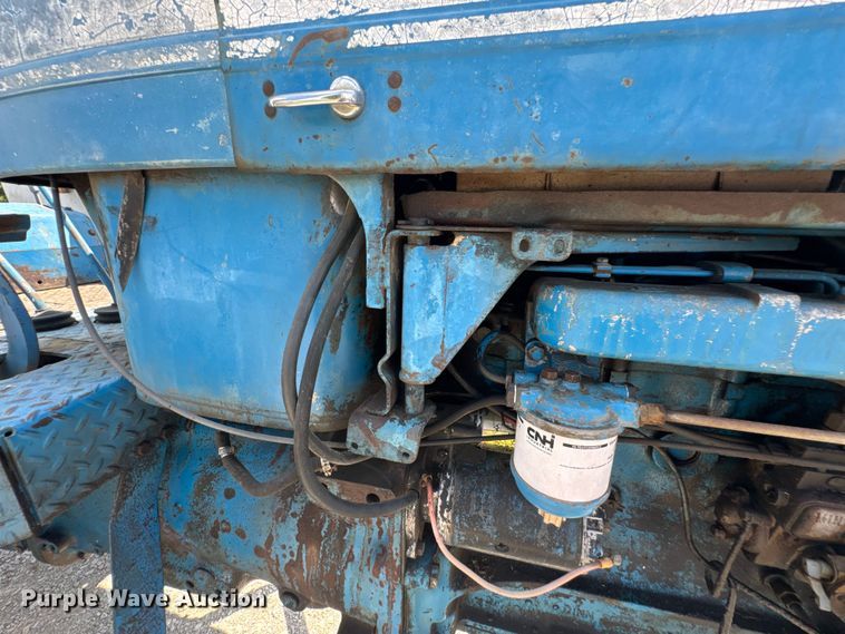 image for item DO0900 1972 Ford 7000 tractor