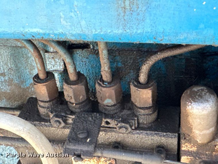 image for item DO0900 1972 Ford 7000 tractor